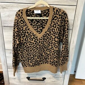 Old navy size medium v neck sweater cheetah print